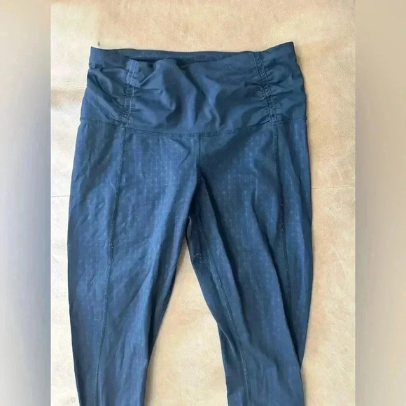 Lululemon Black Print Leggings Scrunched With Zippers Size 6 - Picture 4 of 12